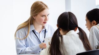 学校の授業では英語ができるようにならない？